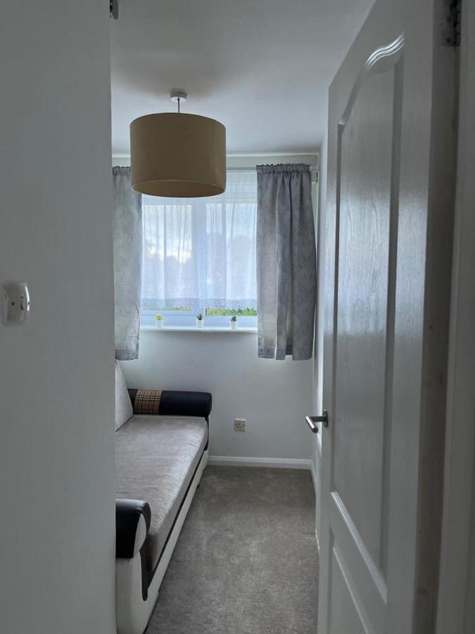 3 Bed House In Walsall, Perfect For Contractors & Leisure & Free Parking 외부 사진