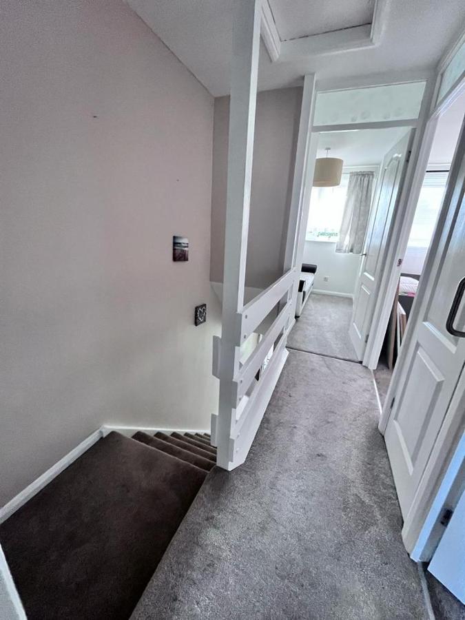 3 Bed House In Walsall, Perfect For Contractors & Leisure & Free Parking 외부 사진