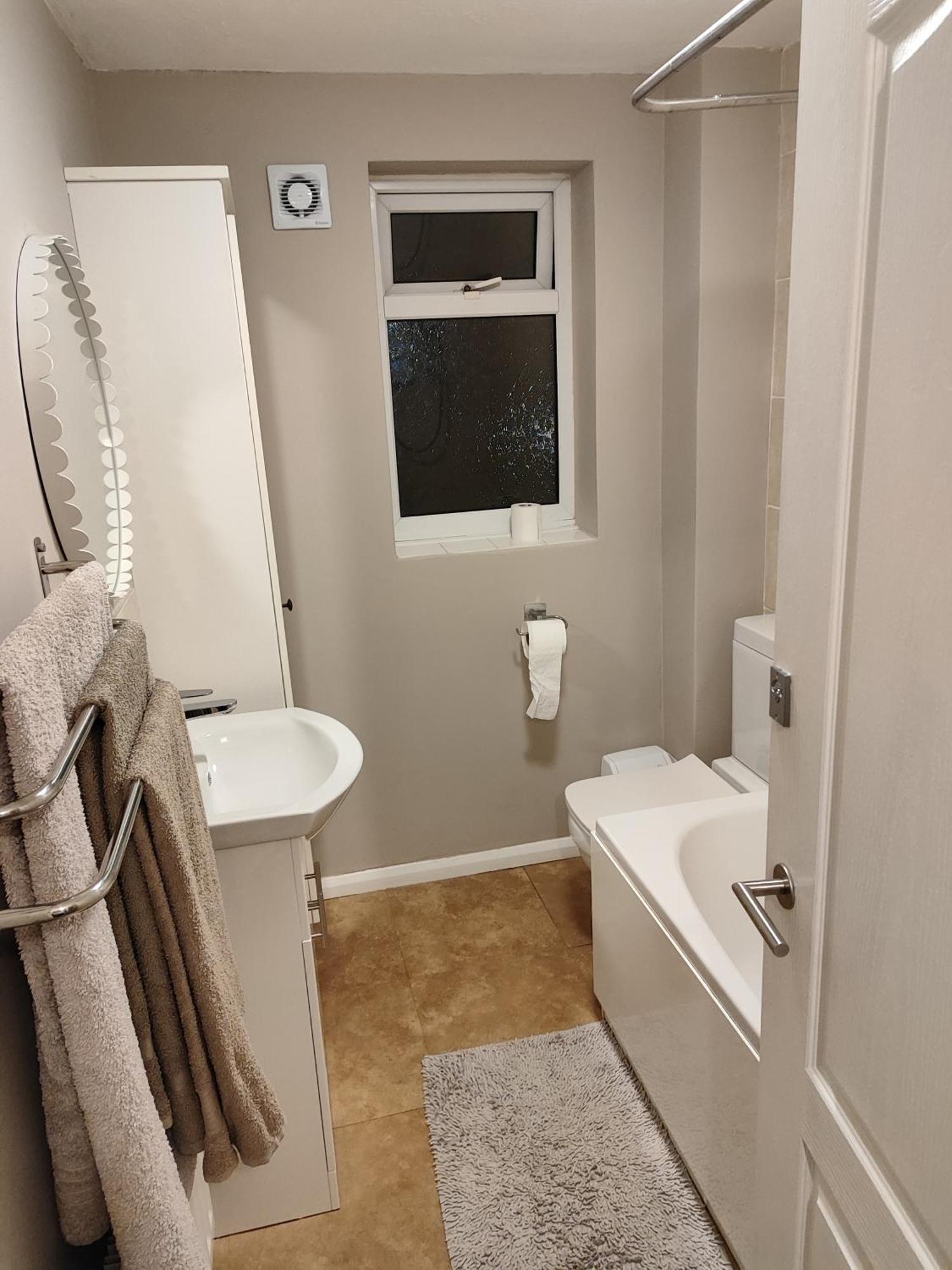 3 Bed House In Walsall, Perfect For Contractors & Leisure & Free Parking 외부 사진